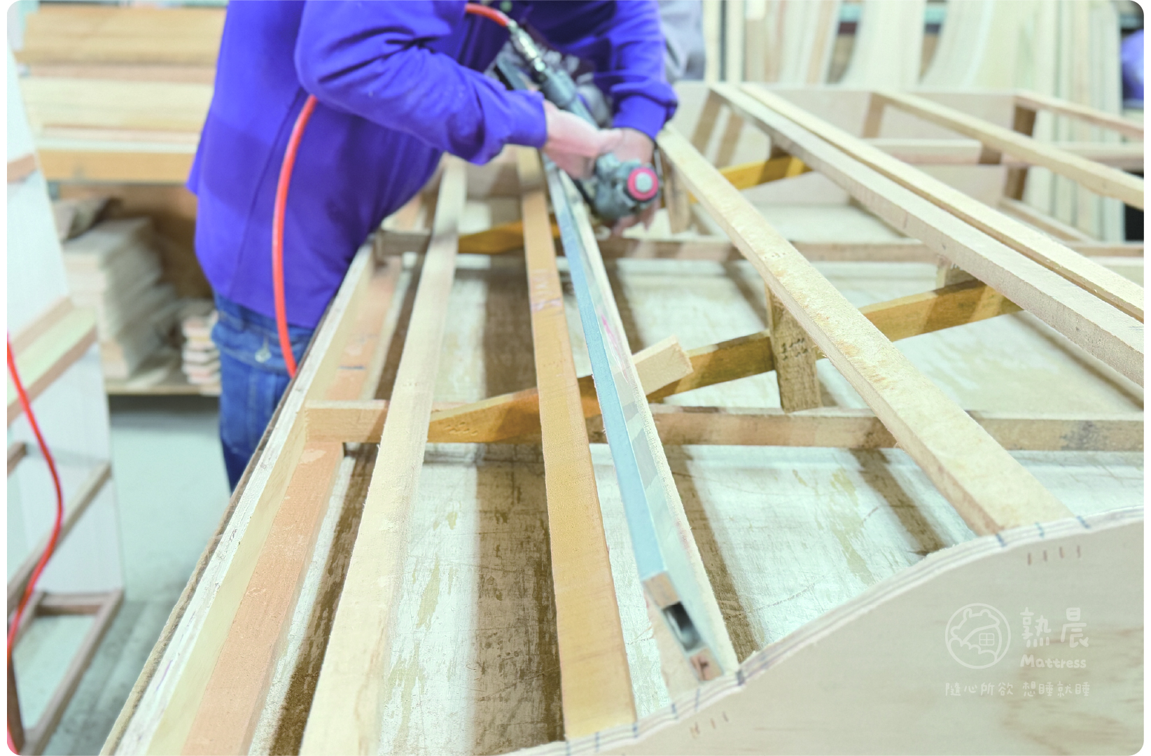 客製化尺寸，實木骨架材質